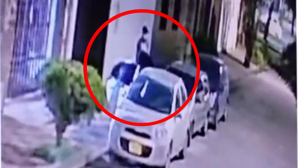 ¡Cómo les rinde! Desvalijaron un carro en menos de diez minutos por Teusaquillo Tres delincuentes desvalijaron un carro en cuestión de minutos, en hechos que ocurrieron en el barrio La Esmeralda, en Teusaquillo.