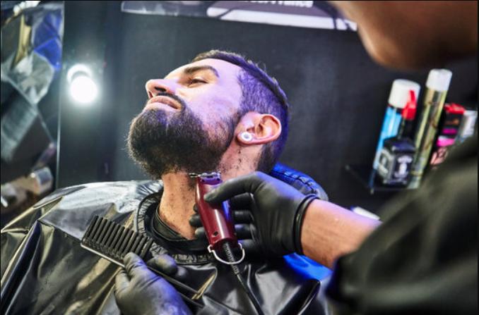¡Cuídese al afeitarse de la pseudofoliculitis! La pseudofoliculitis de la barba es un proceso crónico, molesto y potencialmente desfigurante que aparece como consecuencia de los procedimientos destinados a la eliminación del pelo de la zona, fundamentalmente el afeitado.