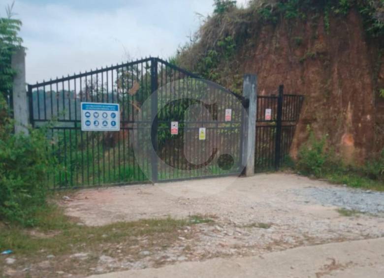 ¡Doloroso! Bebé de 2 años murió en los brazos de su mamá en ataque armado Hay conmoción en Segovia, en el Nordeste antioqueño, por el asesinato de Ismael Espinosa Rodas, un bebé de 2 años que estaba en los brazos de su madre cuando cuatro hombres armados llegaron a una mina y dispararon contra las personas que se encontraban allí.
