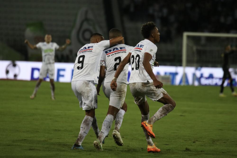 ¡Escándalo! Tres jugadores del Once Caldas fueron capturados por extorsión Tres jugadores del Once Caldas deberán responder por el delito de extorsión luego de que autoridades en Manizales lograron la captura en flagrancia de los tres sujetos.