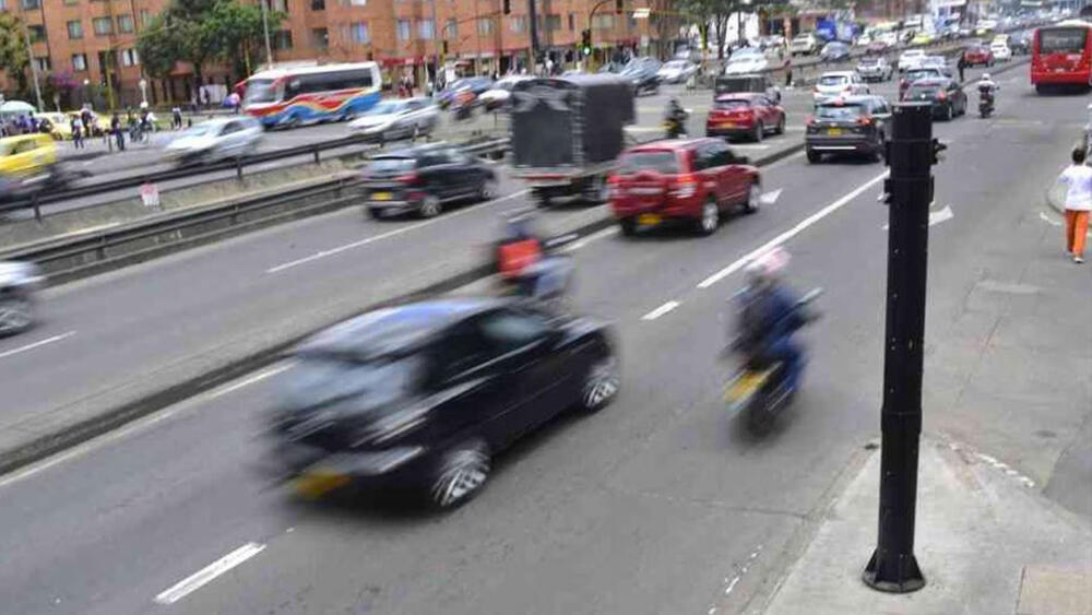 ¡Pilas! reubicarán las cámaras de fotomultas en Bogotá Las cámaras salvavidas o de fotomultas son una bendición para muchos conductores o un dolor de cabeza para algunos otros, estos dispositivos buscan mejorar la seguridad vial y el cumplimiento de las normas de tránsito. Según el Distrito, estas herramientas les permiten disminuir el número de lesiones y muertes causadas por siniestros viales.