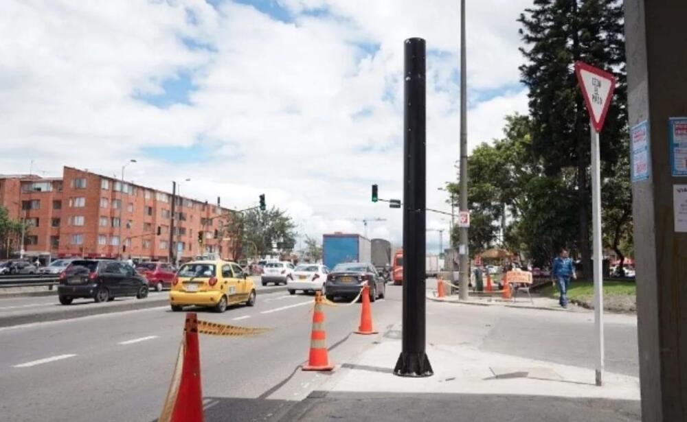 ¡Pilas! reubicarán las cámaras de fotomultas en Bogotá 1 ¡Pilas! reubicarán las cámaras de fotomultas en Bogotá Las cámaras salvavidas o de fotomultas son una bendición para muchos conductores o un dolor de cabeza para algunos otros, estos dispositivos buscan mejorar la seguridad vial y el cumplimiento de las normas de tránsito. Según el Distrito, estas herramientas les permiten disminuir el número de lesiones y muertes causadas por siniestros viales.