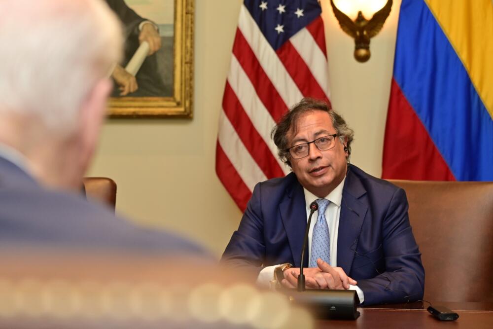 ¿Quiere migrar a EE.UU.? En Colombia pondrán oficinas para tramitar solicitudes de manera legal Después de la visita del presidente Gustavo Petro a Estados Unidos para compartir con su homólogo Joe Biden, se han comenzado a revelar las principales conclusiones de su reunión. Uno de las más importantes es el acuerdo al que se llegó con el gobierno de ese país para abrir oficinas especiales que permitirán tramitar procesos de colombianos que deseen migrar de manera legal a EE.UU.