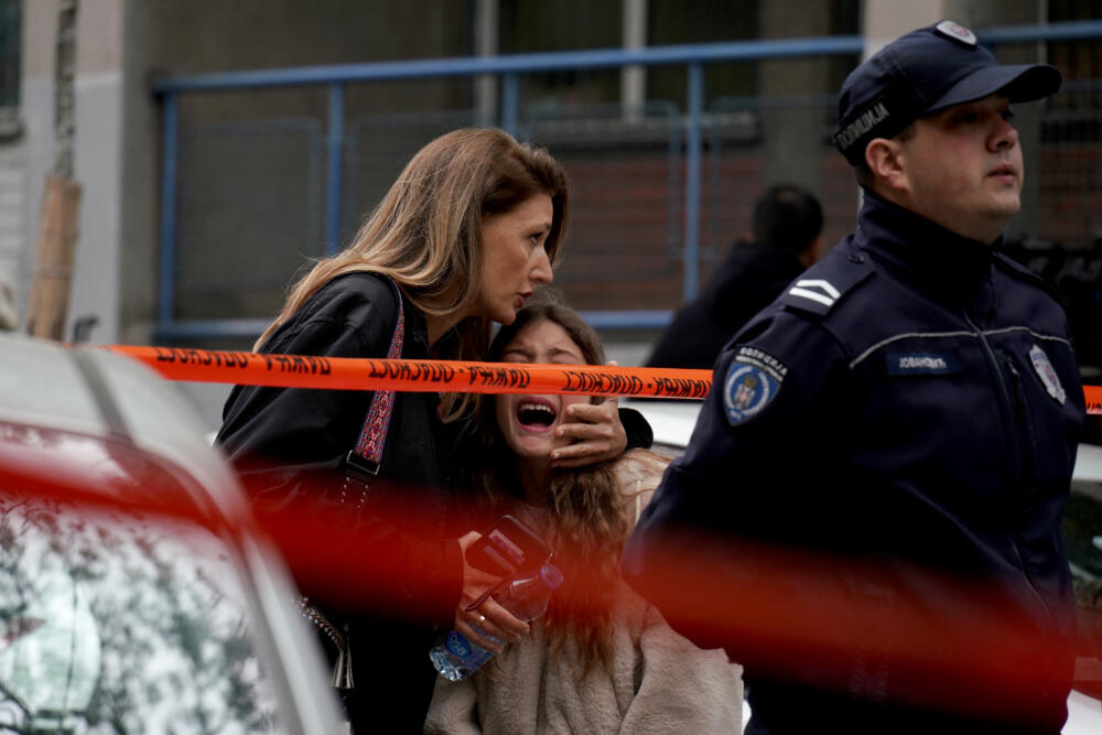 Niño de 13 años mató a 8 estudiantes y a un guarda dentro de su escuela Ocho estudiantes y el guardián de una escuela primaria de Belgrado murieron baleados y otros seis estudiantes y su profesora resultaron heridos por un alumno, que fue detenido, informaron las autoridades de Serbia el miércoles.