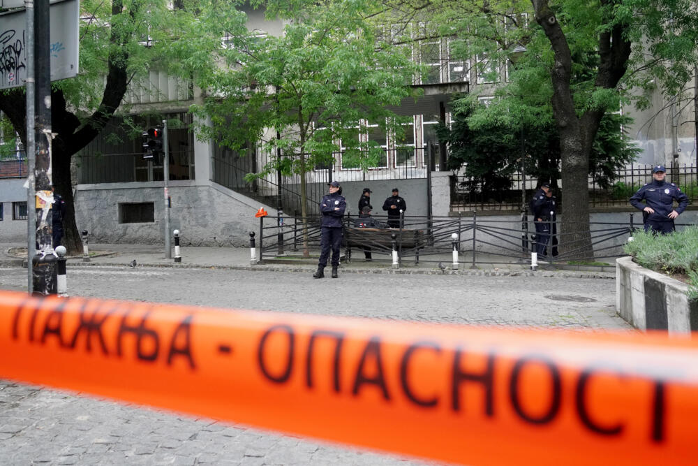 Niño de 13 años mató a 8 estudiantes y a un guarda dentro de su escuela 1 Niño de 13 años mató a 8 estudiantes y a un guarda dentro de su escuela Ocho estudiantes y el guardián de una escuela primaria de Belgrado murieron baleados y otros seis estudiantes y su profesora resultaron heridos por un alumno, que fue detenido, informaron las autoridades de Serbia el miércoles.