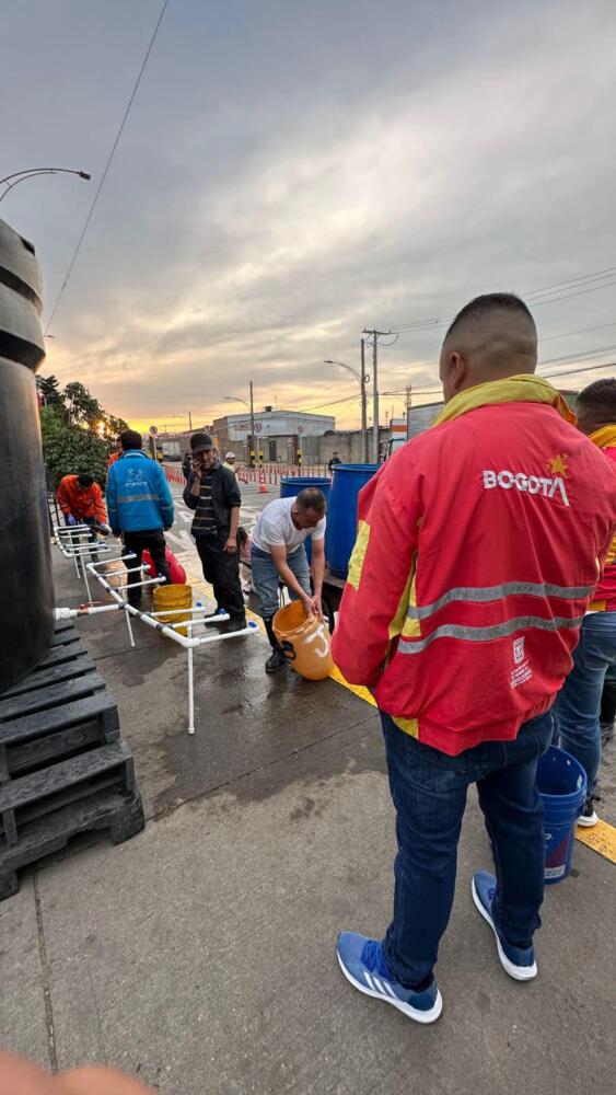 12 localidades de Bogotá y 10 barrios en Soacha no tendrán agua del 17 al 18 de mayo 1 12 localidades de Bogotá y 10 barrios en Soacha no tendrán agua del 17 al 18 de mayo La empresa de Acueducto y Alcantarillado de Bogotá informó que debido a obras de mantenimiento y asistencia preventiva en las redes y accesorios del Acueducto se realizará un corte temporal del suministro de agua en 12 localidades de Bogotá y varios barrios de Soacha desde el 16 al 18 de mayo.