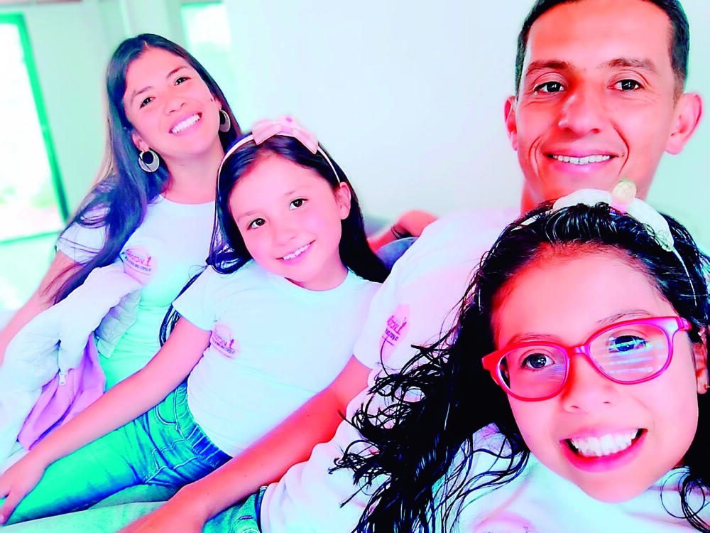 La lucha de Victoria con una enfermedad huérfana Victoria, una pequeña de 9 años, le ha tocado enfrentarse a una enfermedad huérfana que no tiene tratamiento en Colombia. Les contamos la historia.