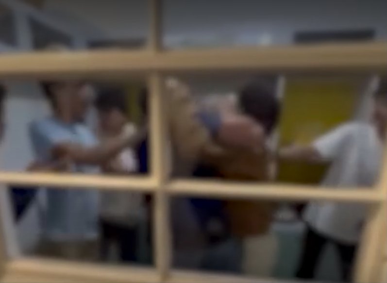 Joven fue brutalmente golpeado por estudiantes de prestigiosos colegios de Bogotá 1 Joven fue brutalmente golpeado por estudiantes de prestigiosos colegios de Bogotá Fueron más de 10 estudiantes los que golpearon a un joven durante una fiesta privada al norte de Bogotá.