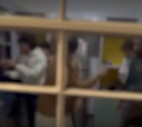 Joven fue brutalmente golpeado por estudiantes de prestigiosos colegios de Bogotá 3 Joven fue brutalmente golpeado por estudiantes de prestigiosos colegios de Bogotá Fueron más de 10 estudiantes los que golpearon a un joven durante una fiesta privada al norte de Bogotá.