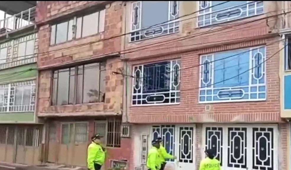 Desarticularon peligrosa banda de microtráfico en Engativá Durante un operativo conjunto entre la Fiscalía General de la Nación y la Policía Metropolitana de Bogotá, se logró desarticular una peligrosa banda delincuencial conocida como 'Los Linterama', quienes se encargaban de distribuir estupefacientes en diferentes barrios de la localidad de Engativá.