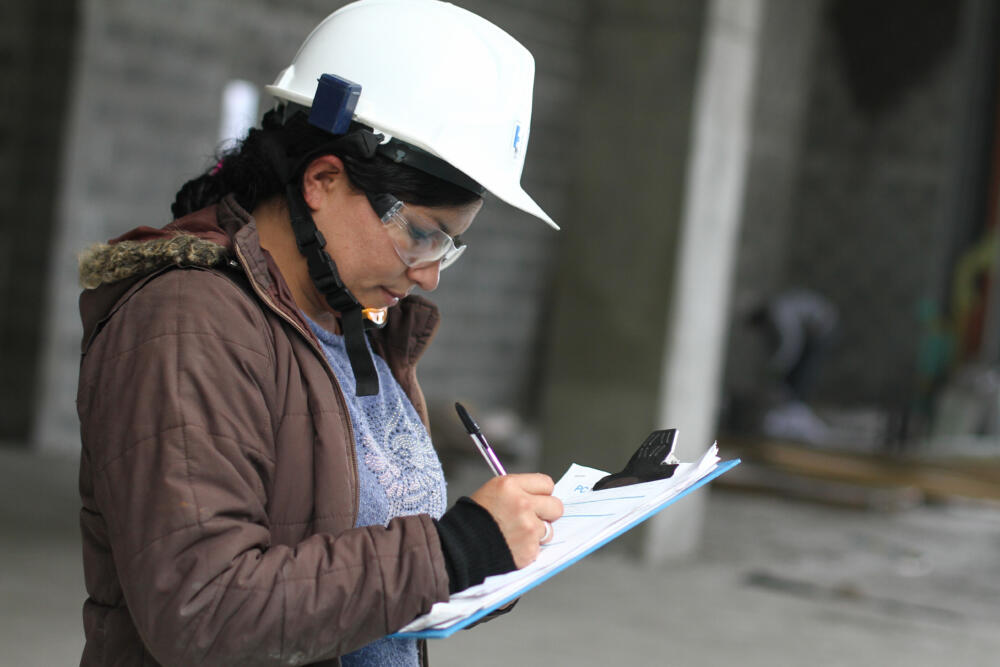 400 mil subsidios para arreglar la casita Buenas noticias para miles de colombianos de estratos 1, 2 y 3 con casa propia, pues el Ministerio de Vivienda acaba de abrir la convocatoria al subsidio ‘Cambia mi casa’, el cual entregará un subsidio en mano de obra y materiales para quienes deseen mejorar su hogar.