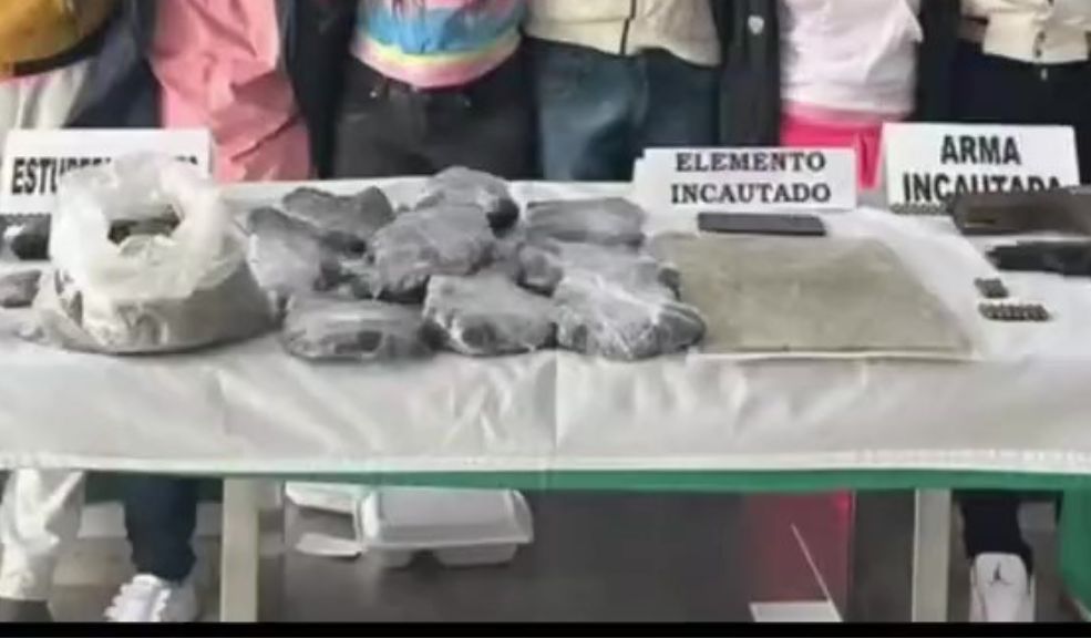 Desarticularon peligrosa banda de microtráfico en Engativá Durante un operativo conjunto entre la Fiscalía General de la Nación y la Policía Metropolitana de Bogotá, se logró desarticular una peligrosa banda delincuencial conocida como 'Los Linterama', quienes se encargaban de distribuir estupefacientes en diferentes barrios de la localidad de Engativá.