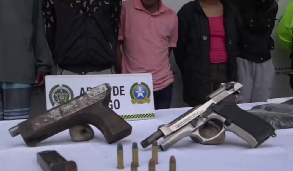 Desarticularon peligrosa banda de microtráfico en Engativá Durante un operativo conjunto entre la Fiscalía General de la Nación y la Policía Metropolitana de Bogotá, se logró desarticular una peligrosa banda delincuencial conocida como 'Los Linterama', quienes se encargaban de distribuir estupefacientes en diferentes barrios de la localidad de Engativá.