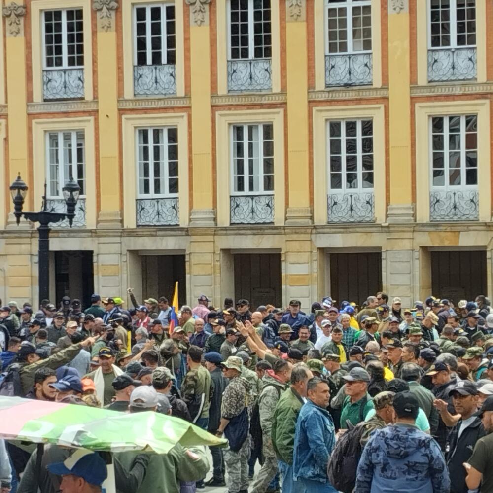 Veteranos del Ejército Nacional se tomaron la Plaza de Bolívar 1 Veteranos del Ejército Nacional se tomaron la Plaza de Bolívar Desde las 2:00 p.m. de este miércoles 10 de mayo se está llevando a cabo en la Plaza de Bolívar una jornada de manifestaciones por parte de los veteranos y reservistas de las Fuerzas Militares y la Policía Nacional, según los organizadores de las manifestaciones el objetivo de las marchas es respaldar a los uniformados del país y defender la Constitución y la democracia colombiana.