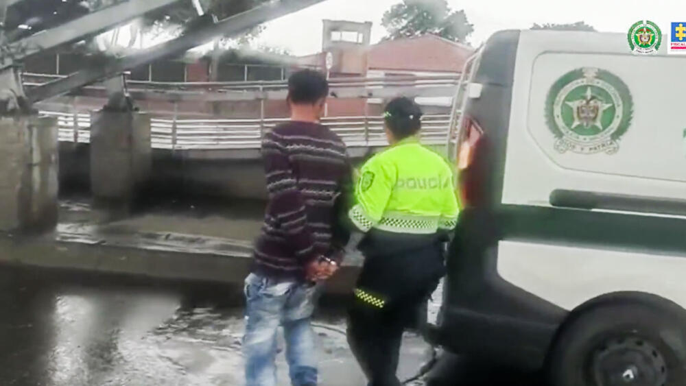A la cárcel sujeto acusado de agredir sexualmente a una menor en TM La Fiscalía General de la Nación confirmó que un juez de control de garantías envió a la cárcel a Daniel Torres por ser el presunto responsable de agredir sexualmente a una menor de edad mientras se encontraban dentro de un bus de TransMilenio.
