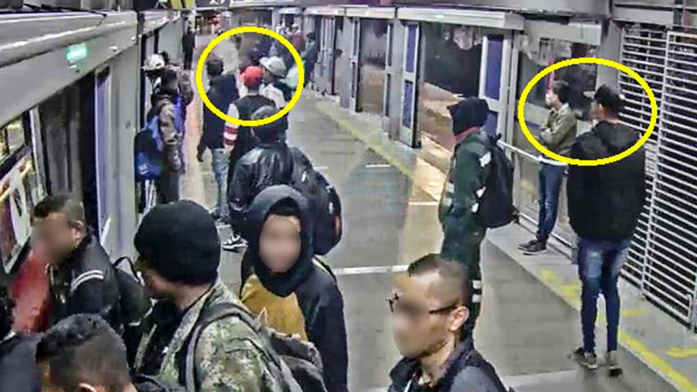 Agarraron a los '6 Puntas' por robar dentro de estaciones de TransMilenio 9 Agarraron a los '6 Puntas' por robar dentro de estaciones de TransMilenio En las últimas horas la Policía Metropolitana de Bogotá realizó la captura de una banda de ladrones que operaba dentro de las estaciones de TransMilenio, este grupo de pillos era identificado como los '6 Puntas' porque entre los 6 sujetos abordaban a los pasajeros de sistema de transporte de Bogotá para robarles sus pertenencias.