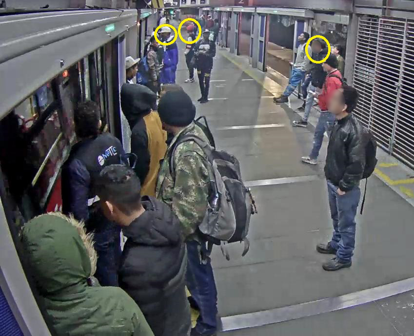 Agarraron a los '6 Puntas' por robar dentro de estaciones de TransMilenio 1 Agarraron a los '6 Puntas' por robar dentro de estaciones de TransMilenio En las últimas horas la Policía Metropolitana de Bogotá realizó la captura de una banda de ladrones que operaba dentro de las estaciones de TransMilenio, este grupo de pillos era identificado como los '6 Puntas' porque entre los 6 sujetos abordaban a los pasajeros de sistema de transporte de Bogotá para robarles sus pertenencias.