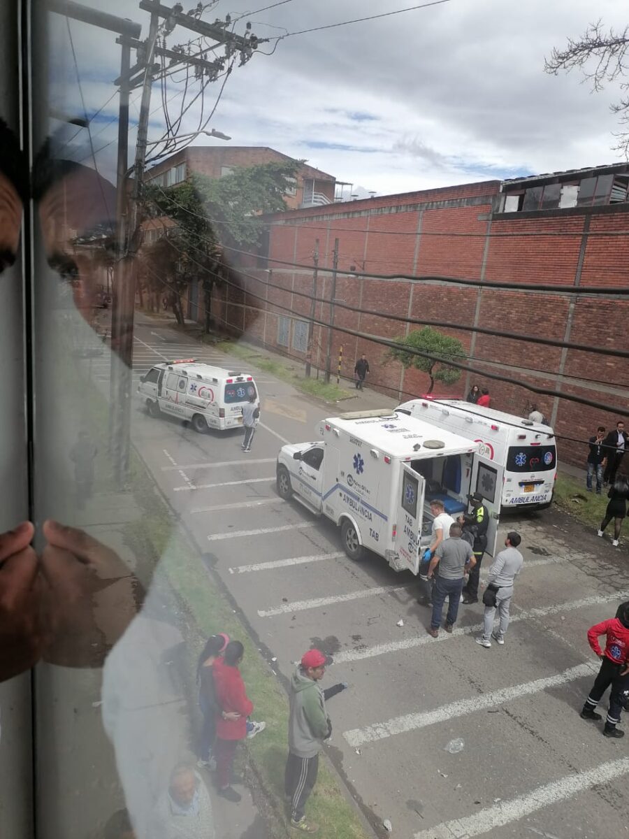 Aparatoso accidente entre vehículo del Ejército y motociclista en Puente Aranda Los dos conductores resultaron heridos en medio del siniestro vial en Puente Aranda.