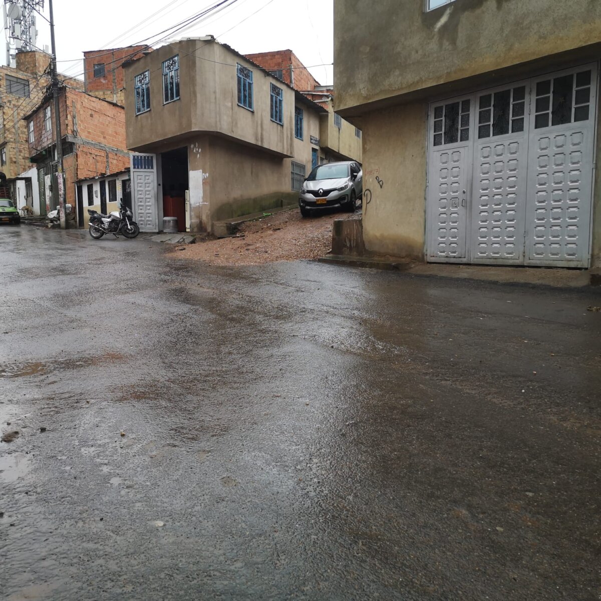 Asesinato a bala en Ciudad Bolívar En horas de la tarde de este jueves, cuando la comunidad del barrio Paraíso, en la localidad de Ciudad Bolívar, se vio sorprendida por una discusión entre varios pelados en una de las cuadras del sector. Inicialmente el suceso fue tomado como algo pasajero, pero minutos después la confrontación pasó de castaño a oscuro cuando uno de los implicados fue asesinado.