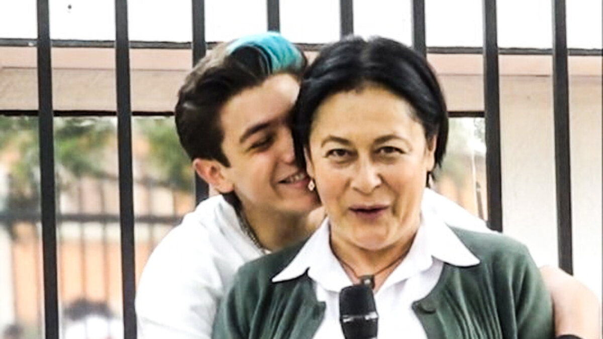 Así comenzó la historia de amor entre Alina Lozano y Jim Velásquez 10 Así comenzó la historia de amor entre Alina Lozano y Jim Velásquez Alina Lozano es 30 años mayor que Jim Velásquez.
