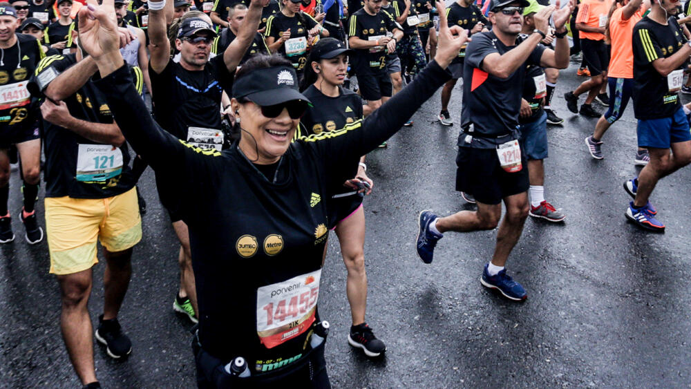 mmb 26 junio, 2023 Alexfitbox nos enseña su método pa sacar un cuerpazo Redacción Media Maratón Cuando Alexfitbox empezó a ser entrenador no tenía más que su conocimiento como educador físico y unas ganas enormes... 14 junio, 2023 Estos son los mejores momentos para hacer actividad física Lenard Andrés Castellón Ramírez Media Maratón Según la Organización Mundial de la Salud (OMS), la actividad física es cualquier movimiento que realiza nuestro cuerpo, en estos se... 17 mayo, 2023 Atletas calientan motores para la Media Maratón de Bogotá Lenard Andrés Castellón Ramírez Media Maratón Edwin Soi y Angela Tanui, de Kenia, encabezan la lista de los primeros atletas confirmados para lo que será... 16 mayo, 2023 Una dieta más sana aumenta los niveles de energía y vitalidad Redacción Media Maratón Llevar una dieta saludable tiene muchos beneficios para el organismo, pero además mejora la forma física.