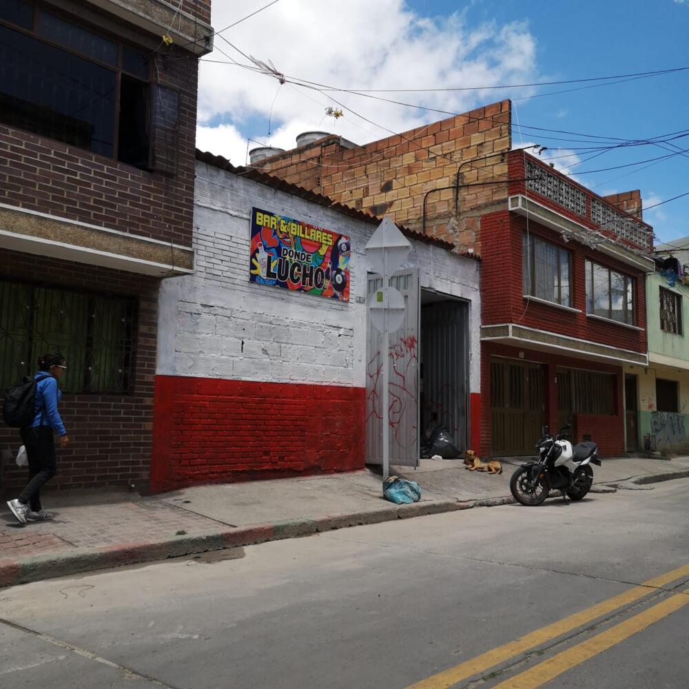 Crimen a bala dentro de billar en Ciudad Bolívar 1 Crimen a bala dentro de billar en Ciudad Bolívar Un sicario perpetró el crimen a bala que cobró la vida de un hombre de 48 años al interior de un billar ubicado en el sector de San Francisco, en Ciudad Bolívar.