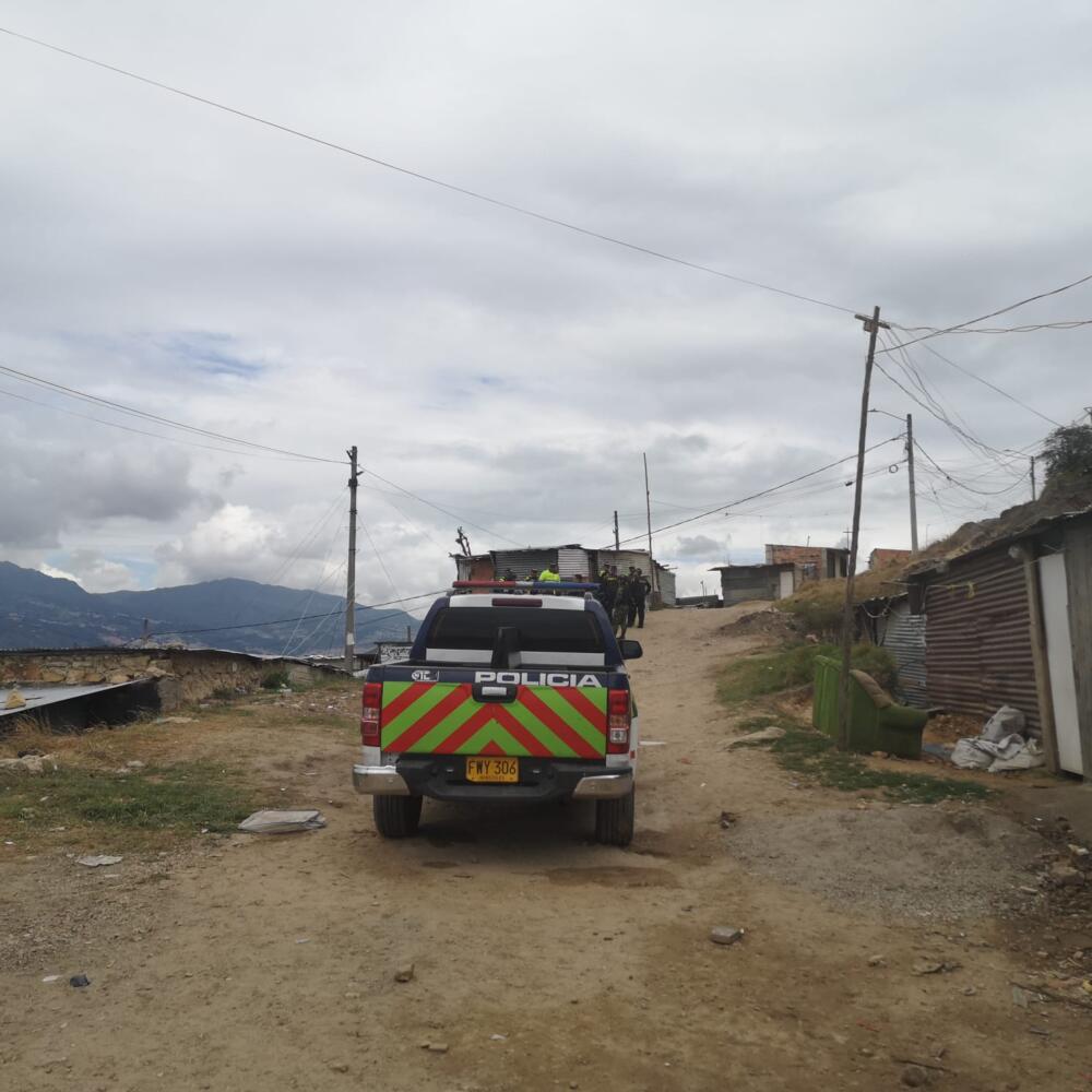 Balacera en Ciudad Bolívar dejó dos muertos y un herido “Nosotros escuchamos varios tiros, póngale entre 10 y 12. Eran como las 6:30 p. m. y estábamos acá en la casa tranquilos. Estábamos varios adultos y tres niños cuando empezamos a escuchar a varios tipos gritando y luego ‘¡Pum, pum, pum, pum!’. La balacera más espantosa. Todos buscamos dónde escondernos, los niños por debajo de las camas, eso fue tenaz, qué susto. Duramos escondidos unos minutos y luego ya alguien salió y ahí nos dimos cuenta que habían tres muchachos en el suelo heridos y un montón de gente empezó a prenderle fuego a una tienda, que queda al lado de donde pasó el problema. La verdad es que nadie sabe muy bien qué pasó y el que sabe no dice nada porque quien hable, lo joden. Acá es así”, le contó a Q'HUBO una vecina del sector de Villa del Diamante, en la localidad de Ciudad Bolívar, donde la noche de este domingo se presentó un grave enfrentamiento a mano armada que dejó dos hombres muertos y otro herido de gravedad.