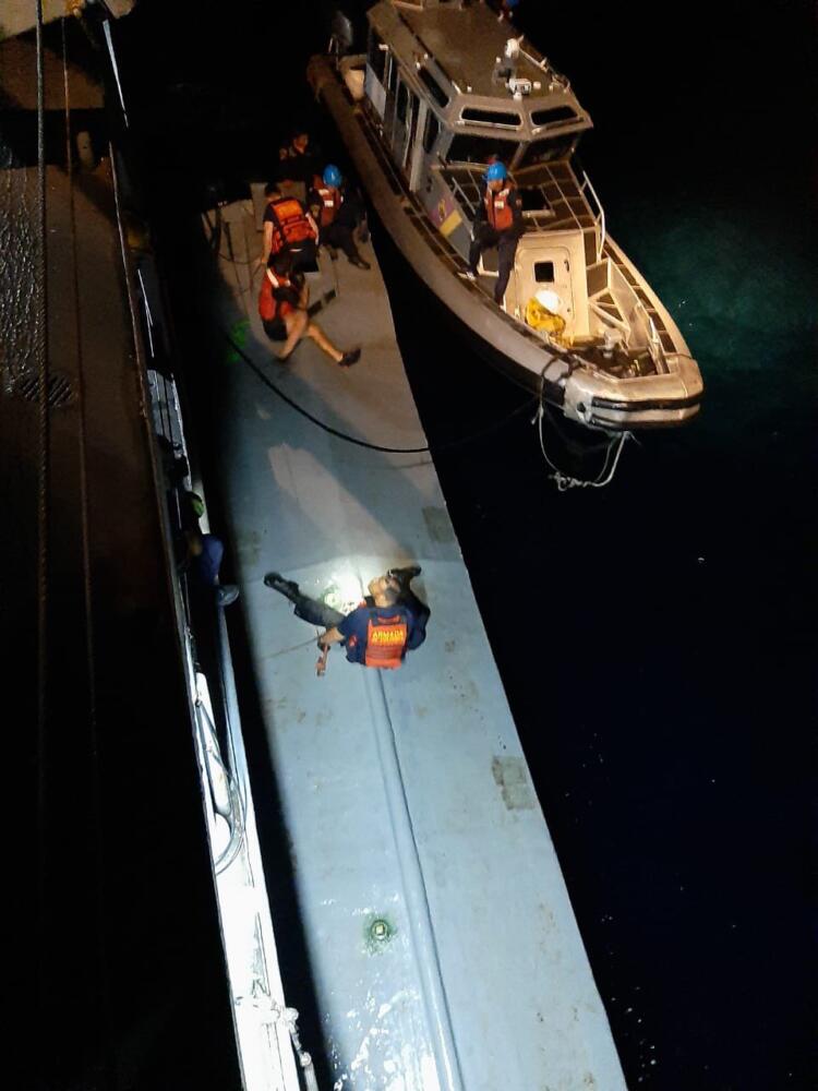 Cae en el pacífico el submarino más grande de la mafia En un operativo de la Armada Nacional, en conjunto con la Fuerza Aérea Colombiana, lograron detectar e interceptar un submarino de enormes proporciones, el más grande que haya caído transportando droga, desde el año 1993.
