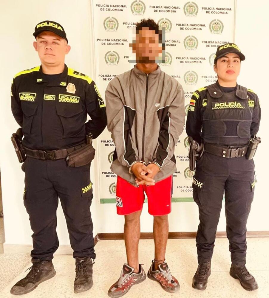 Crimen a puñal en medio de reunión familiar cobró la vida de joven en Chía Un joven de 26 años fue la víctima del crimen a puñal que se presentó en la Vereda Bojacá, en Chía, en medio de una reunión familiar. El agresor fue capturado.