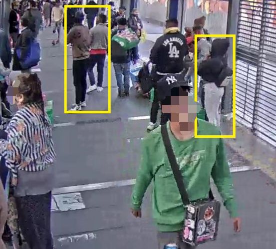 Capturan a 'Los Gorras', dedicados a robar celulares en TransMilenio Gracias al trabajo de investigación realizado por la Policía Metropolitana de Bogotá dentro de las estaciones de TransMilenio, se hizo efectiva la captura de 'Los Gorras' que se dedicaban a robar celulares al interior de los buses del sistema de transporte masivo de la ciudad.