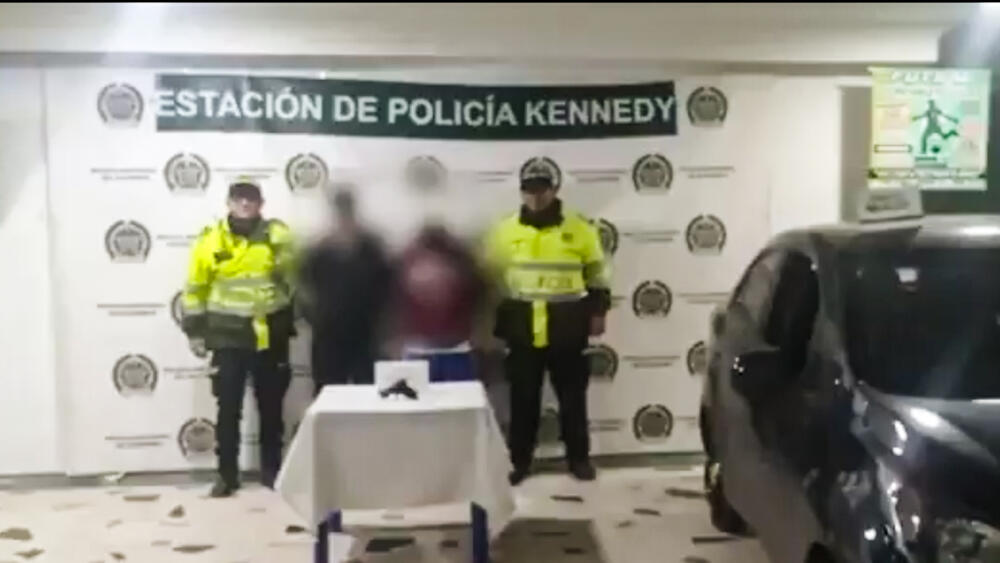 Capturan a dos sujetos dedicados al robo de carros en Fontibón La Policía Metropolitana de Bogotá confirmó la captura de dos sujetos que se dedicaban al hurto de vehículos en la localidad de Fontibón, gracias a la rápida acción de las autoridades se logró interceptar a estos bandidos cuando acababan de robar el vehículo de un ciudadano al que amenazaron con un arma de fuego.