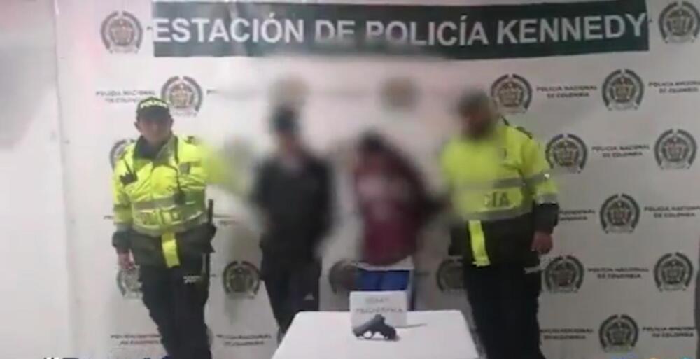 Capturan a dos sujetos dedicados al robo de carros en Fontibón La Policía Metropolitana de Bogotá confirmó la captura de dos sujetos que se dedicaban al hurto de vehículos en la localidad de Fontibón, gracias a la rápida acción de las autoridades se logró interceptar a estos bandidos cuando acababan de robar el vehículo de un ciudadano al que amenazaron con un arma de fuego.