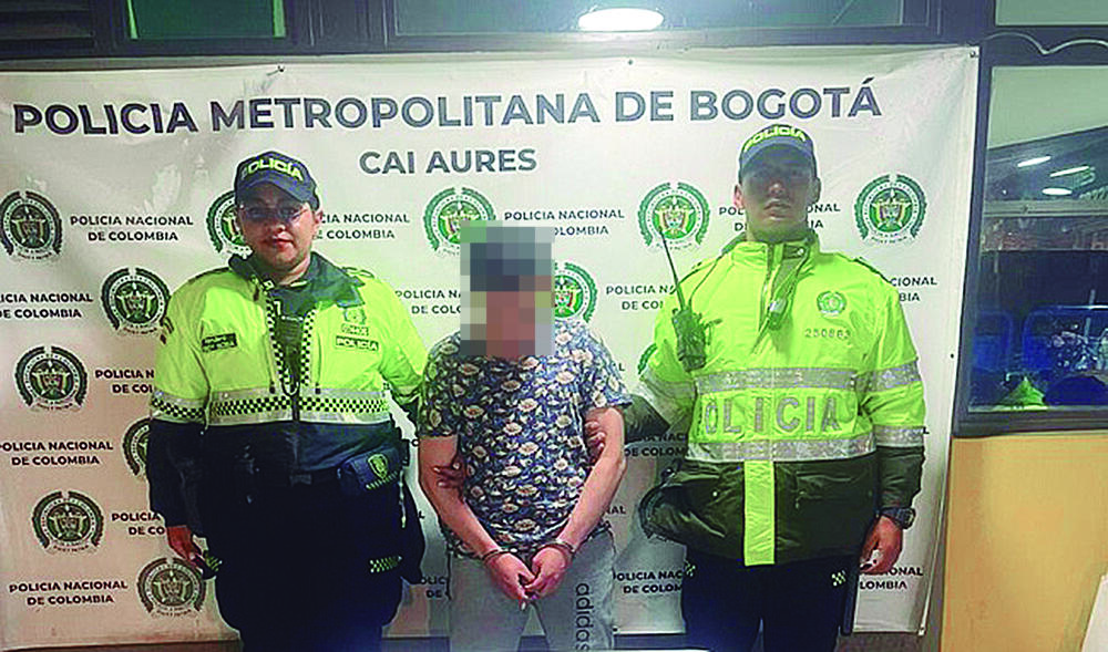 Capturan al asesino de Rubén Romero en Suba 2 Capturan al asesino de Rubén Romero en Suba “El domingo yo llegué a sacar una fruta para vender y me encontré con unos policías que estaban pidiendo videos de las cámaras de seguridad en varios locales de la zona, porque en la madrugada habían matado a alguien. Dicho y hecho, mire: ahí se ve la sangre del finado. Lo que la gente ha comentado acá en el barrio es que eso fue en una riña y que al hombre le pegaron una puñalada en el pecho. Lo cierto es que el muchacho falleció al rato. Yo a él por ahí lo había visto algunas veces. Que en paz descanse”, fueron las palabras de un vendedor ambulante del barrio Las Flores, en la localidad de Suba, en cuyas calles fue asesinado Rubén Darío Romero iniciando el domingo.