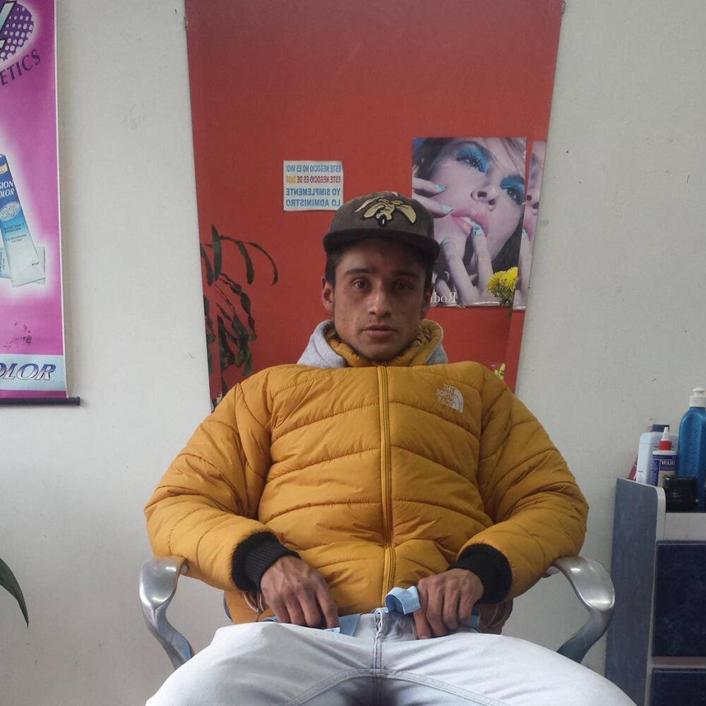 Capturan al asesino de Rubén Romero en Suba 1 Capturan al asesino de Rubén Romero en Suba “El domingo yo llegué a sacar una fruta para vender y me encontré con unos policías que estaban pidiendo videos de las cámaras de seguridad en varios locales de la zona, porque en la madrugada habían matado a alguien. Dicho y hecho, mire: ahí se ve la sangre del finado. Lo que la gente ha comentado acá en el barrio es que eso fue en una riña y que al hombre le pegaron una puñalada en el pecho. Lo cierto es que el muchacho falleció al rato. Yo a él por ahí lo había visto algunas veces. Que en paz descanse”, fueron las palabras de un vendedor ambulante del barrio Las Flores, en la localidad de Suba, en cuyas calles fue asesinado Rubén Darío Romero iniciando el domingo.