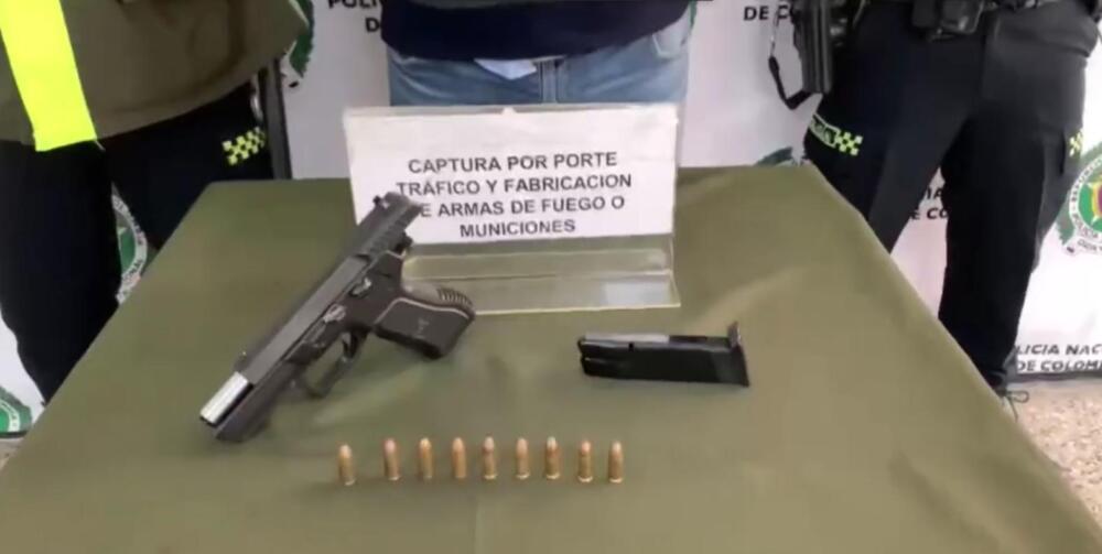 Capturaron a dos sujetos por porte ilegal de armas en Bosa y Kennedy 2 Capturaron a dos sujetos por porte ilegal de armas en Bosa y Kennedy La Policía Metropolitana de Bogotá efectuó la captura de dos sujetos armados en las localidades de Bosa y Kennedy por el delito de porte ilegal de armas, los hechos se realizaron en el marco de la Semana de la Vida y la Tolerancia dentro de la capital.