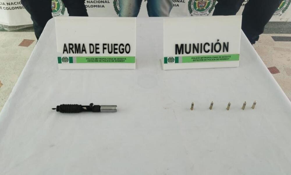 Capturaron a dos sujetos por porte ilegal de armas en Bosa y Kennedy 1 Capturaron a dos sujetos por porte ilegal de armas en Bosa y Kennedy La Policía Metropolitana de Bogotá efectuó la captura de dos sujetos armados en las localidades de Bosa y Kennedy por el delito de porte ilegal de armas, los hechos se realizaron en el marco de la Semana de la Vida y la Tolerancia dentro de la capital.