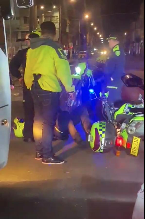 Capturaron a un policía que al parecer se dedicaba al robo de carros 1 Capturaron a un policía que al parecer se dedicaba al robo de carros Un policía fue capturado por estar presuntamente implicado en el robo de una camioneta en la Calle 66 con Carrera 30 por el sector del 7 de Agosto. Según los primeros informes, el sujeto habría aprovechado su día de descanso para delinquir, incluso parece ser que cometió el robo con una motocicleta que era de uso oficial de la Policía Nacional.