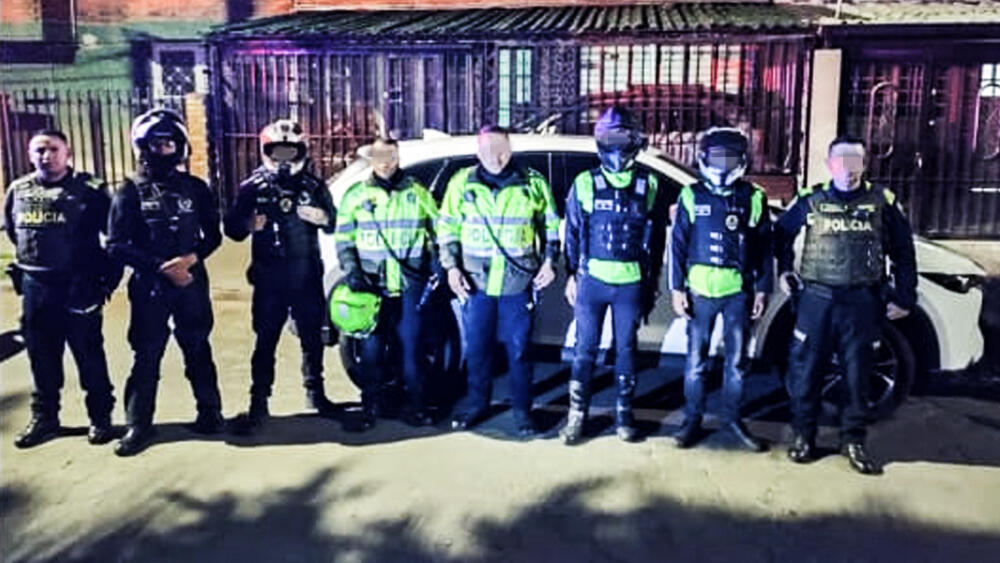 Capturaron a un policía que al parecer se dedicaba al robo de carros 6 Capturaron a un policía que al parecer se dedicaba al robo de carros Un policía fue capturado por estar presuntamente implicado en el robo de una camioneta en la Calle 66 con Carrera 30 por el sector del 7 de Agosto. Según los primeros informes, el sujeto habría aprovechado su día de descanso para delinquir, incluso parece ser que cometió el robo con una motocicleta que era de uso oficial de la Policía Nacional.