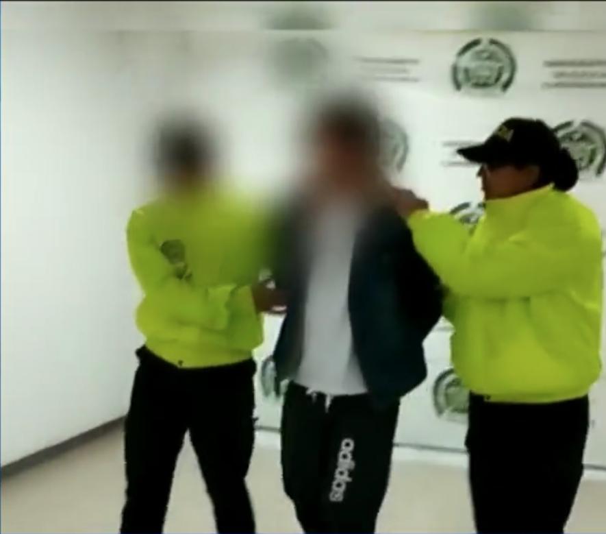 Capturaron al presunto asesino de un comerciante en Soacha En las últimas horas la Policía Metropolitana de Soacha informó la captura de Yimer Martínez quien es el presunto responsable del asesinato de José Rafael Pulido León durante la noche del pasado 8 de mayo sobre la Calle 43 H Bis A con Carrera 21 C Este del barrio Cazuca del municipio de Soacha.
