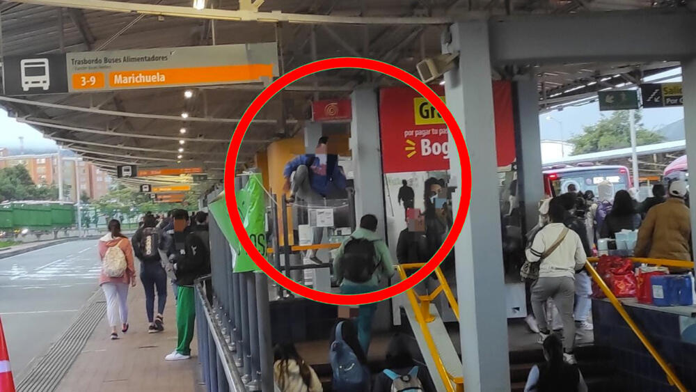 Casi pierde la mano por intentar colarse en TransMilenio Un joven resultó gravemente herido luego de intentar colarse en TransMilenio.
