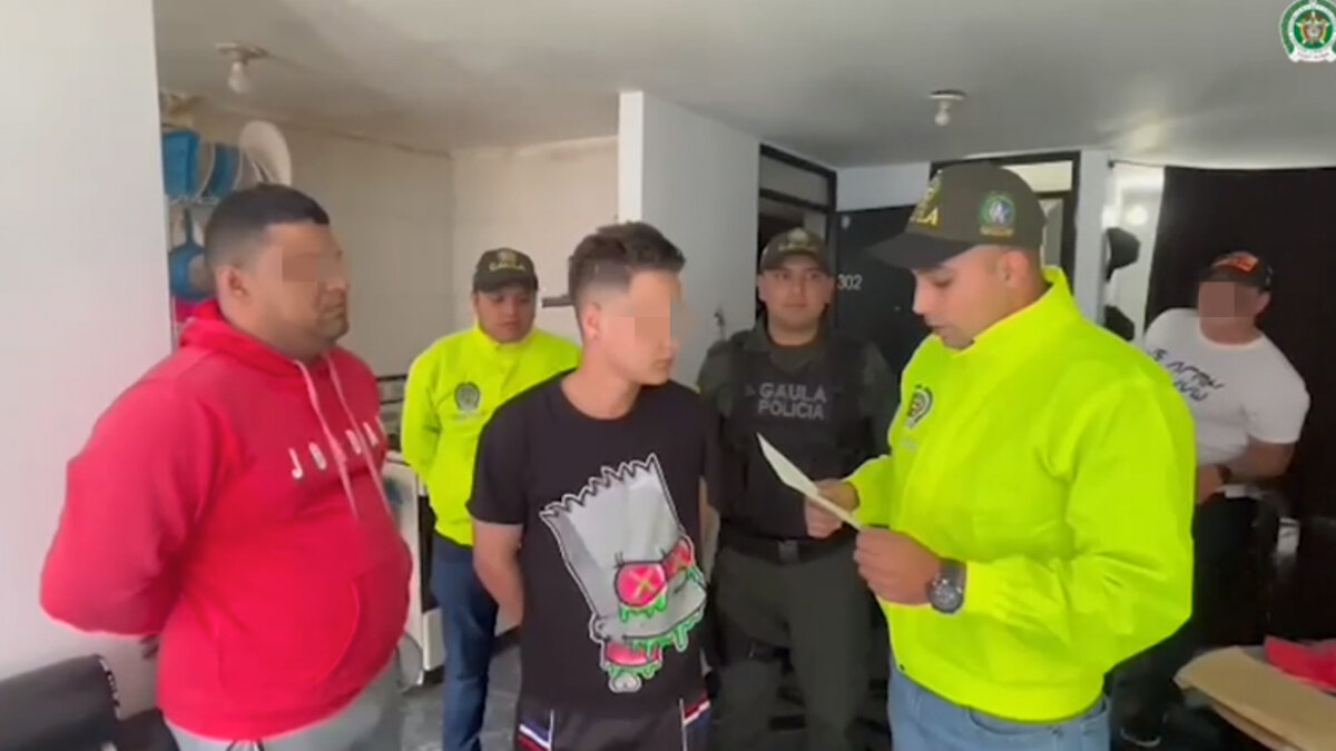 Cayeron 'Los Coterráneos': secuestraban y amenazaban a comerciantes de Soacha En las últimas horas, la Fiscalía General dio a conocer un duro golpe contra una peligrosa banda delincuencial conocida como 'Los Coterráneos', quienes, presuntamente, se dedicaban a amenazar, secuestrar y extorsionar a comerciantes del municipio de Soacha (en Cundinamarca).