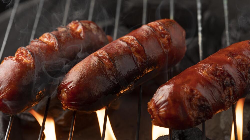 Aprenda a preparar unos Chorizos con ‘melao’ 1 Aprenda a preparar unos Chorizos con ‘melao’ Sin duda, el chorizo es un ingrediente muy popular de la gastronomía colombiana. Lo vemos en asados, en los fríjoles, garbanzos, en las fritangas y hasta como pasabocas en una noche para compartir con amigos. Generalmente se elaboran con carne de cerdo, que suele ser sazonada con
sabores intensos como el del pimentón.