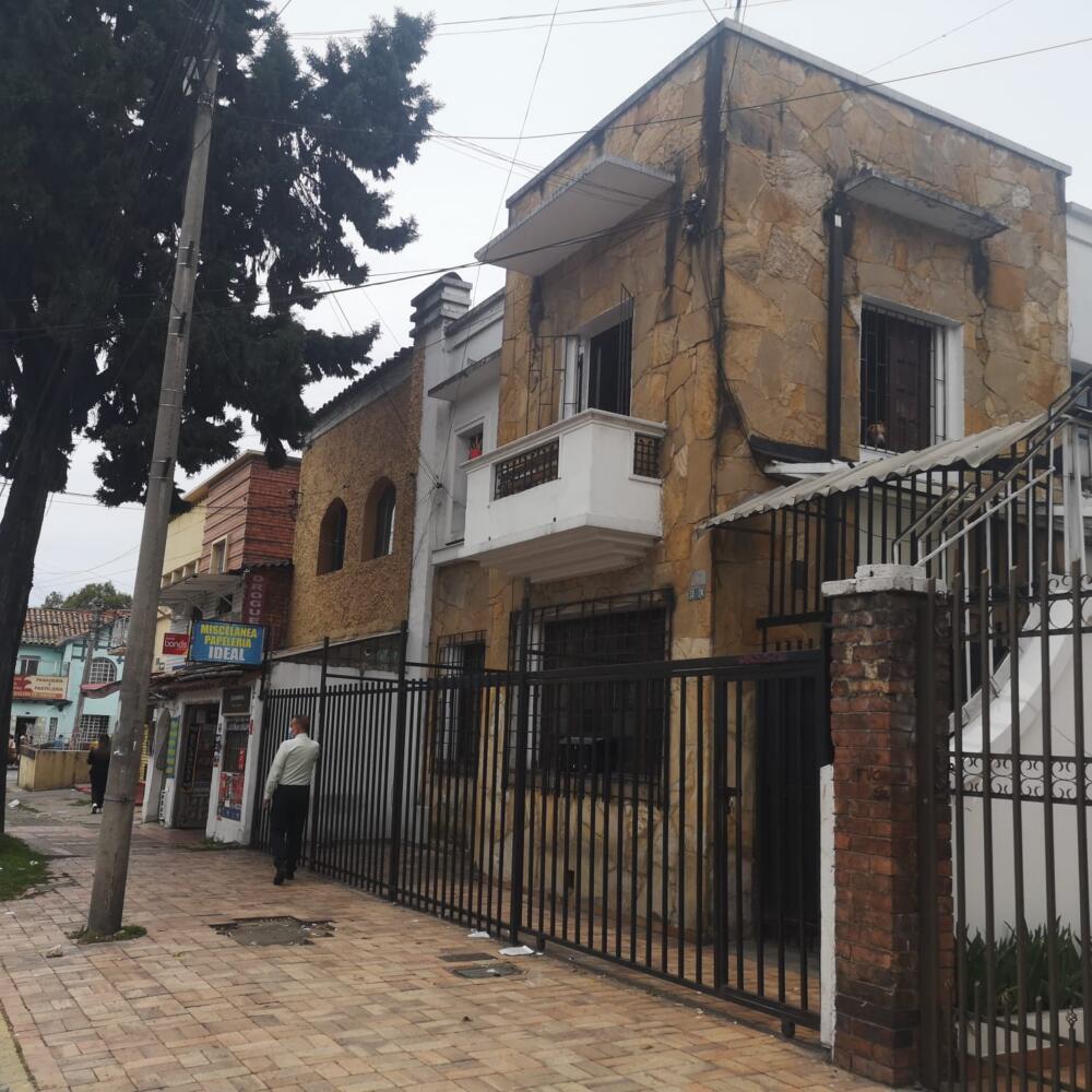 Claman justicia por muerte de joven en residencia estudiantil de Teusaquillo 1 Claman justicia por muerte de joven en residencia estudiantil de Teusaquillo Un mar de interrogantes invaden la extraña muerte de un actor de 27 años que fue encontrado sin signos vitales la madrugada de este domingo en una habitación de una residencia estudiantil ubicada en el barrio Teusaquillo.