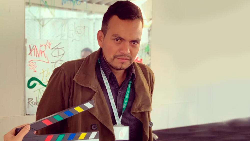 Claman justicia por muerte de joven en residencia estudiantil de Teusaquillo Un mar de interrogantes invaden la extraña muerte de un actor de 27 años que fue encontrado sin signos vitales la madrugada de este domingo en una habitación de una residencia estudiantil ubicada en el barrio Teusaquillo.