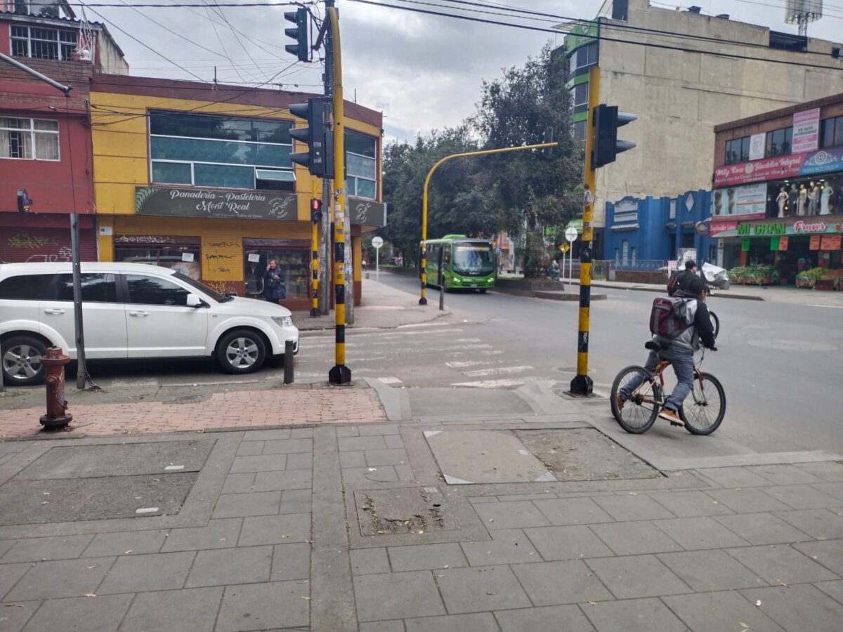 Claman justicia por muerte de James en Fontibón James Andrés Sarmiento Carvajal, de 32 años, falleció la madrugada de este domingo luego de que delincuentes lo atacaran y le causaran una herida mortal en el cuello cuando se dirigía a pie con varios amigos por una de las vías principales del barrio Santander, en Fontibón. Su familia clama justicia.