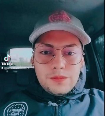 Claman justicia por muerte de James en Fontibón James Andrés Sarmiento Carvajal, de 32 años, falleció la madrugada de este domingo luego de que delincuentes lo atacaran y le causaran una herida mortal en el cuello cuando se dirigía a pie con varios amigos por una de las vías principales del barrio Santander, en Fontibón. Su familia clama justicia.