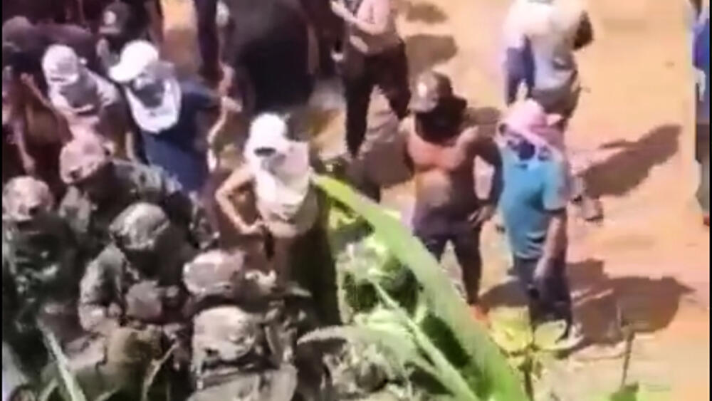 Comunidad retiene a militares en el Cauca 2 Comunidad retiene a militares en el Cauca Al menos 25 militares fueron detenidos por miembros de la comunidad en el municipio del Patía, en el departamento del Cauca.