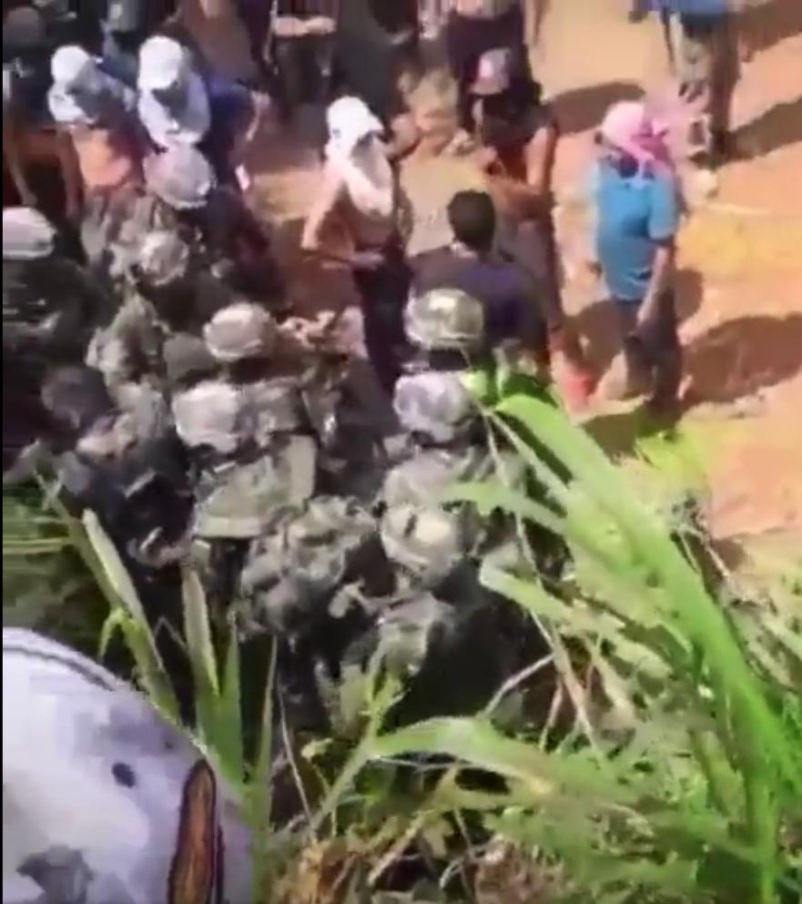 Comunidad retiene a militares en el Cauca 1 Comunidad retiene a militares en el Cauca Al menos 25 militares fueron detenidos por miembros de la comunidad en el municipio del Patía, en el departamento del Cauca.