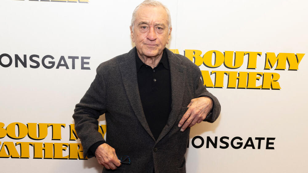 Con 79 años, Robert de Niro se convierte en papá A muy pocos meses de su cumpleaños número 80, el reconocido actor de Hollywood Robert De Niro reveló que se convirtió en padre por séptima vez. La revelación la hizo mientras se encontraba en una entrevista que le realizaron en el programa Entertainment Tonight Canadá en la que se centrarían en el lanzamiento de su nueva película  About My Father en la que es el protagonista.