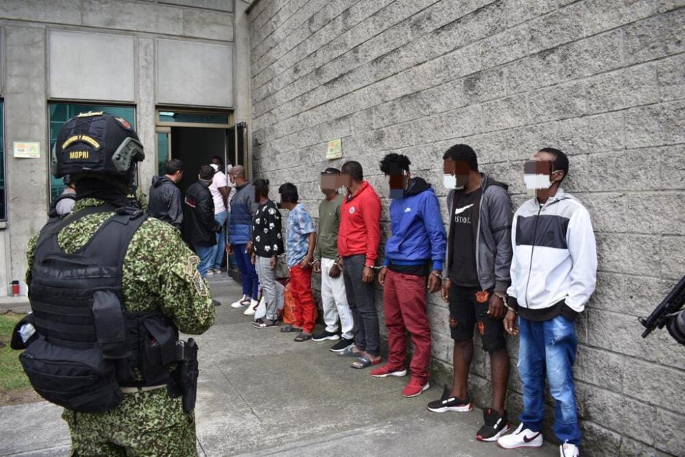 Con cédulas falsas delincuentes se están haciendo pasar por ciudadanos venezolanos Desde hace algunas semanas se ha estado haciendo popular una nueva modalidad en la que los bandidos colombianos estarían evitando el pagar por sus delitos. Resulta que, al parecer, han empezado a comprar cédulas venezolanas falsas para evadir a la justicia.